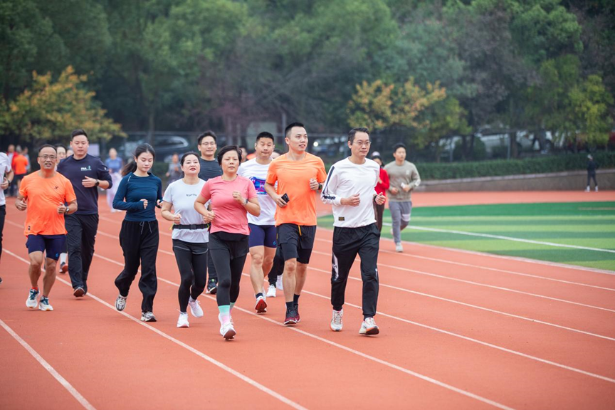 衡阳高新区“青炬·乐跑月”活力开启——近50名青年以奔跑汇聚青春动能