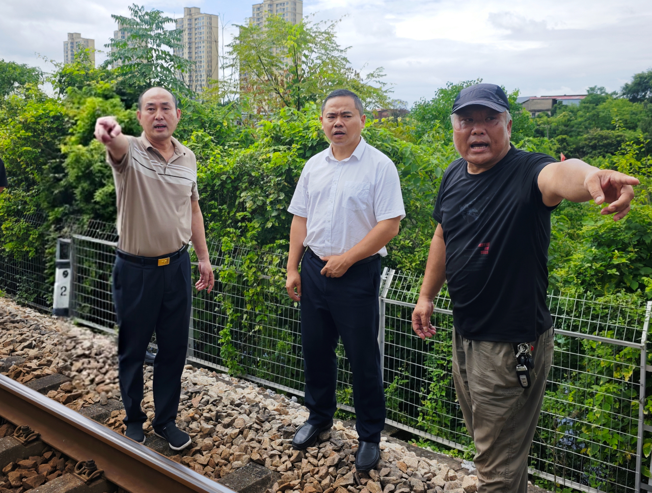宋光鑫现场督办松亭中学施工致农田受淹问题整改工作