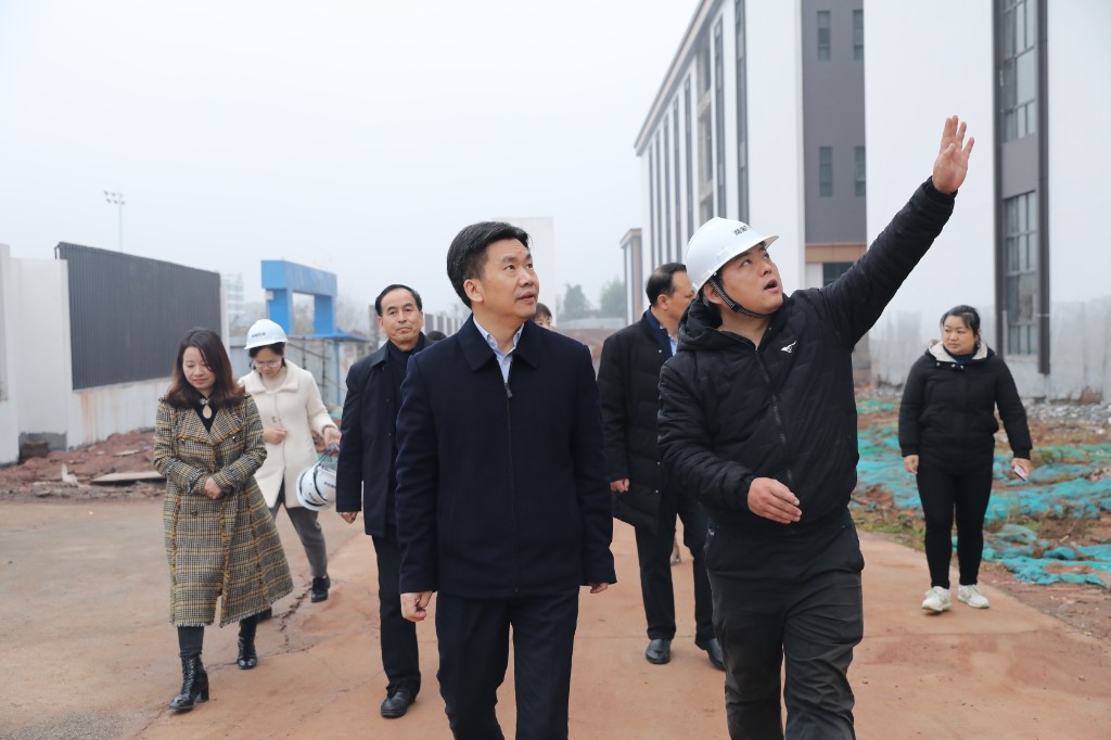 欧杏现场调度重点产业项目建设