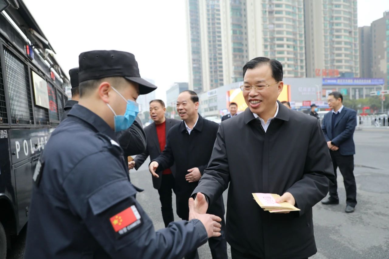 秦振衡走访慰问一线公安民警辅警